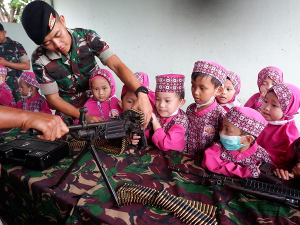 Anak-Anak TK YBIS Menyerbu Markas TNI